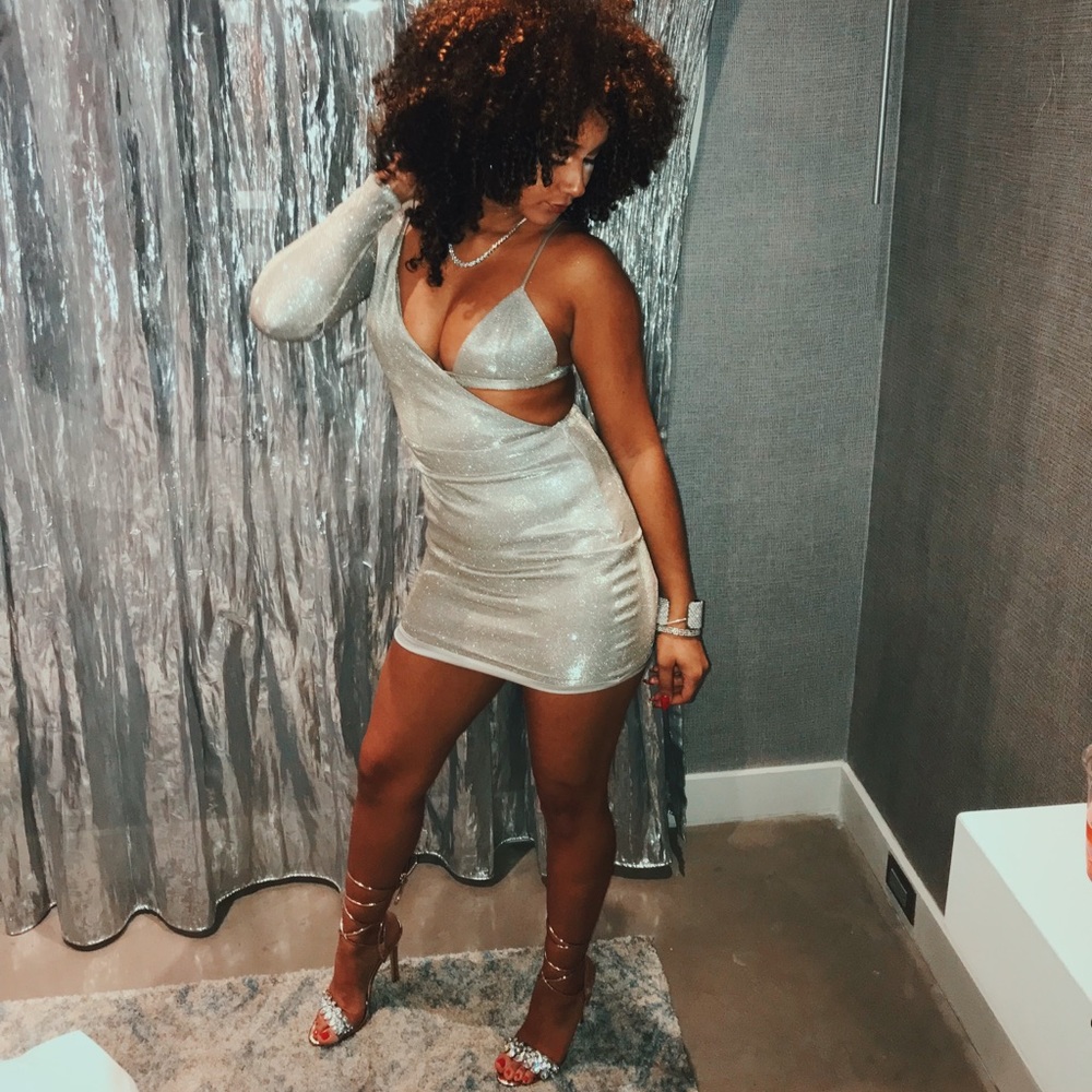 Single-sleeve mini dress w bralette